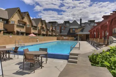 Image de On the water, sleeps up to 12 people, with pool!