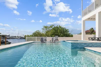 Image de Luxury 3br Waterfront Escape and Boaters Dream w\/ Heated Pool, Jacuzzi & Private Dock – Gulf Access!