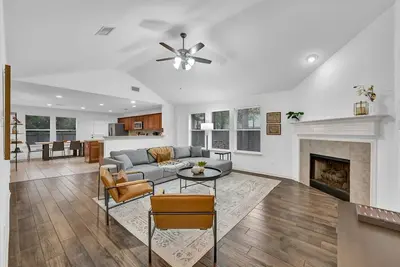 Image de Cozy 3-Bed Woodland Retreat with Firepit, Game Room, and Fully Equipped Kitchen!