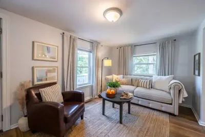 Image de Downtown Bungalow < Less than 1. 5 Miles to Uga!