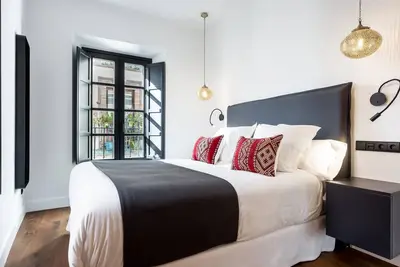 Image de Grand et lumineux appartement au dernier étage avec espace extérieur