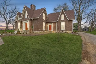 Image de This 19th century farmhouse has been given new life with a thoughtful restoration by Castle & Key