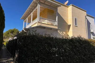 Image de Cheerful 3-bedroom beach villa within green.