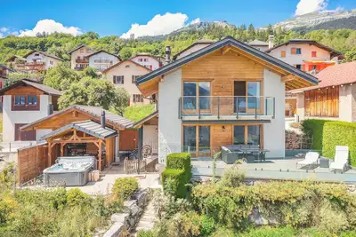 Image de 4 Bdr Chalet w/outdoor Hot Tub & Game Room