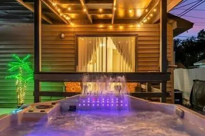 Image de Backyard Oasis! Hot Tub, Games & Bbq! Mini-Golf!