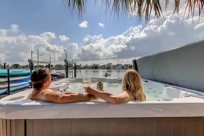 Image de Sunset Suite w\/ bay views, hot tub, Sups, bikes, kayaks