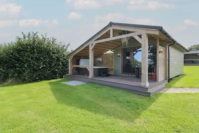 Image de Rowan, romantic, luxury holiday cottage, with hot tub in Donisthorpe