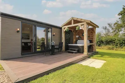 Image de Hazel, romantic, with hot tub in Donisthorpe