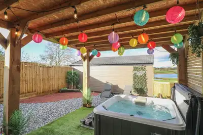 Image de Oak, romantic, luxury holiday cottage, with hot tub in Donisthorpe