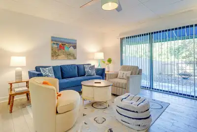 Image de Gulf Breeze Escape w/ Patio + Community Pool!