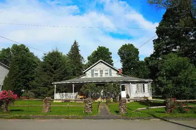 Image de Modern Manor on Maple