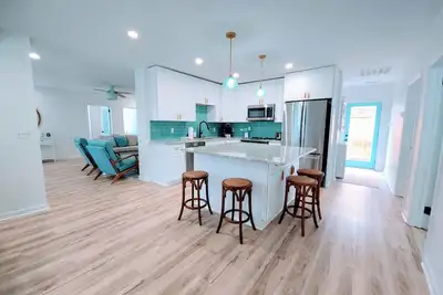 Image de Beautifully updated ground-level cottage just steps from the beach!