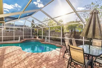 Image de Peaceful Pool Home Near Airport Heated pool