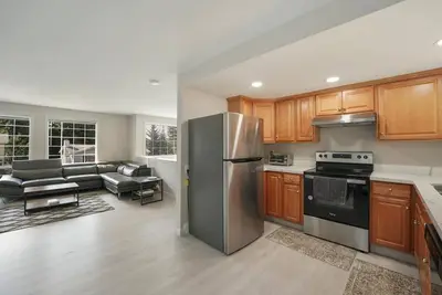 Image de Renovated Large Home w\/Big Yard on Private Street