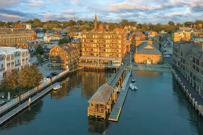 Image de 1 Bedroom Condo w/ Kitchen, Sleeps 4, at Inn On The Harbor Resort, Newport! !