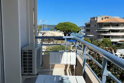 Image de Appartement Rénové, Tout Près du Port, des Plages et Restaurants