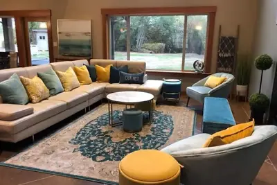 Image de 4 Bedroom Seabrook Farmhouse with Hot Tub & Swimming Pool on 8 Acre Berry Farm\n