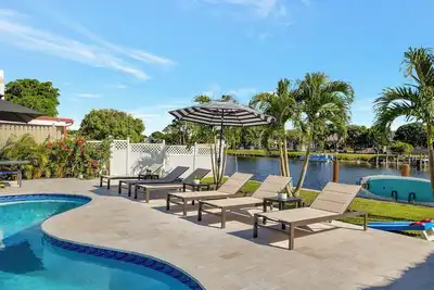 Image de 796 Serene 4br Villa: Heated Pool, Tiki Hut & Waterfront Views in Delray Beach!