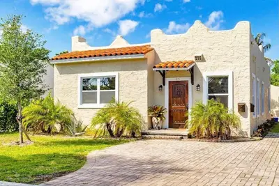 Two Houses King Beds Close to Airport, Golf Course, Zoo, Downtown and Beaches