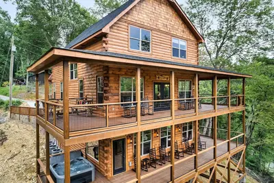 Image de Large Bigfoot Cabin-Hot tub, Games, Bbq, Fire-pit & Theater-Close to attractions!