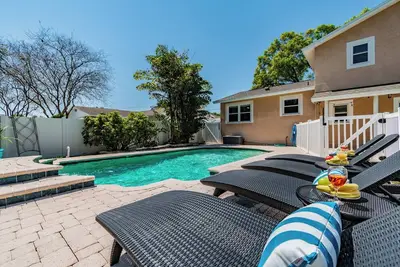 Image de \"Luxurious Retreat with Pool, Game Room, and Outdoor Oasis! \"Close to Tpa, RayJay