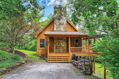 Image de Enjoy this cozy home with a wrap around porch, near the Smoky Mountains