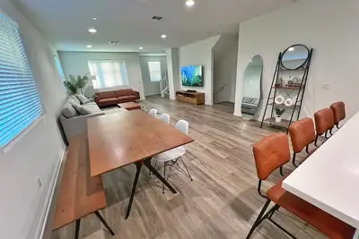 Image de New Modern Lux Home Near Disneyland & Centrally Located in the Heart of Oc\n