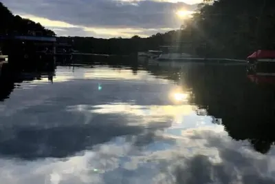 Image de Dragonfly cove-2 bedroom private apartment on lake