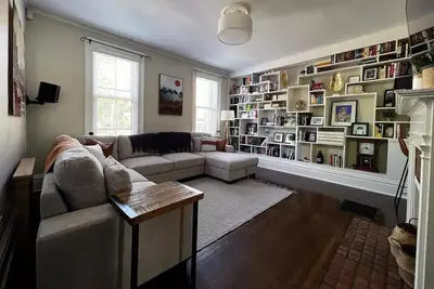Image de Historic Home With Parking, Next to Schiller Park