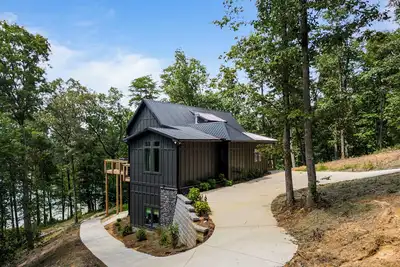 Image de Wake at Smith Lake! New build on a quiet cove w\/ big water views. Sleeps 12