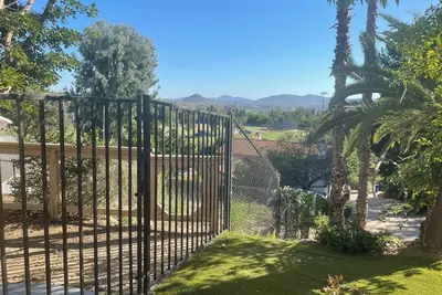 Image de Upscale Oasis Retreat with Views