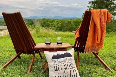 Image de Chic Barndo Chalet Above French Broad River- Pano Mountain Views on 13 Acres\n