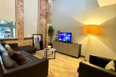 Image de 2 Br & 2 Bath | Downtown | Free Valet Parking | 1