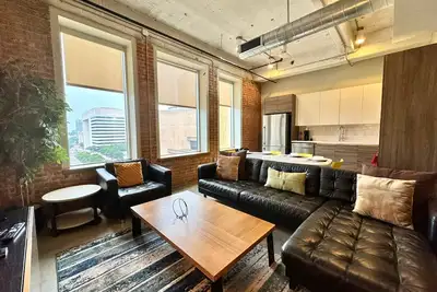 Image de 2br | 2 Bath | Downtown Views | Free Valet Parking