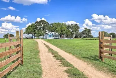 Image de Farmhouse+5 acres. Close to town but still country!