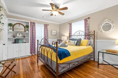 Image de The Gameroom on Madison | Large Home Accommodates 12 Guests (102 Madison Ter)