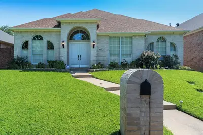 Image de Fully furnished, newly renovated, and tastefully decorated.