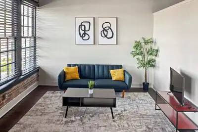 Image de Modern, Stylish Industrial Loft in EaDo by Arts District near Transportation\n