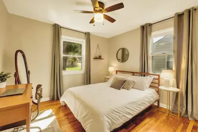 Image de Cozy- Stylish 2 bd with fenced in back yard w/ Firepit