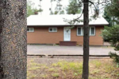 Image de Black Bear Bungalow*2Br 1Ba, Wifi, 33 Miles to Ynp