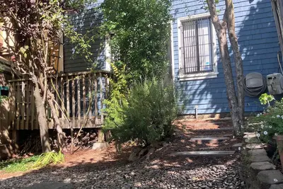 Image de Tucked away garden-facing studio with sundeck on a tree-lined alleyway of stairs
