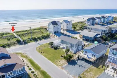 Image de Steps to the beach. Canal front with new dock. Clean, Cozy Getaway.