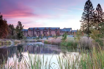 Image de 2 Bedroom Condo w/ Kitchen, Sleeps 8, Glacier Canyon Lodge, w/ Waterpark Passes!