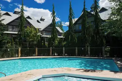 Image de Stunning 2 bedroom townhouse, pool, hot tub minutes from lifts and shopping