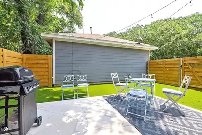 Image de East Austin Hideout | Bbq Yard | Sleeps 10