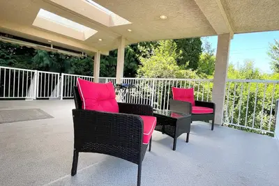 Image de Cozy Ocean view home one block from Cordova Bay beach