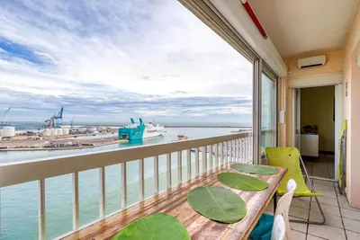 Image de 'F4 Traversant, 75m2 Avec Garages' avec vue sur mer, balcon et Wi-Fi