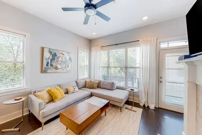 Image de City View | Townhouse in Atlanta with a rooftop deck & modern interior