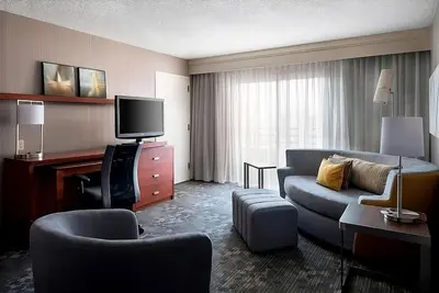 Image de 2 Spacious Good-Value Accommodations! Pet-Friendly, Free Public Parking