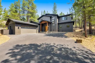 Image de Red Fir Retreat | New home in Sunriver with Sharc amenities & modern interior